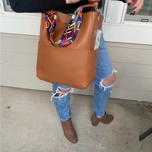 Shoulder bag with multi strap snap close